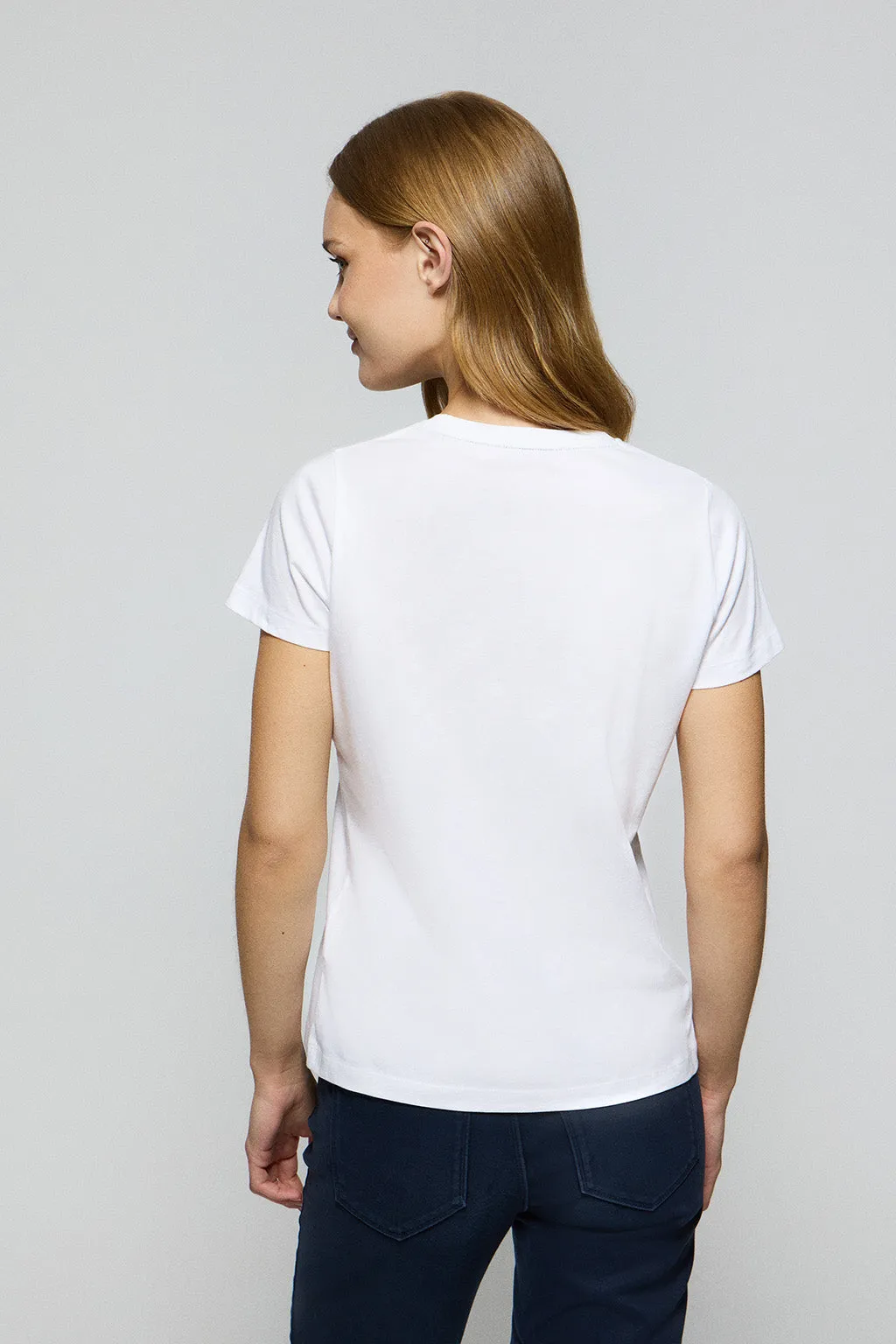 Camiseta para mujer de cuello redondo blanca con logo engomado Minimal Title Polo Club