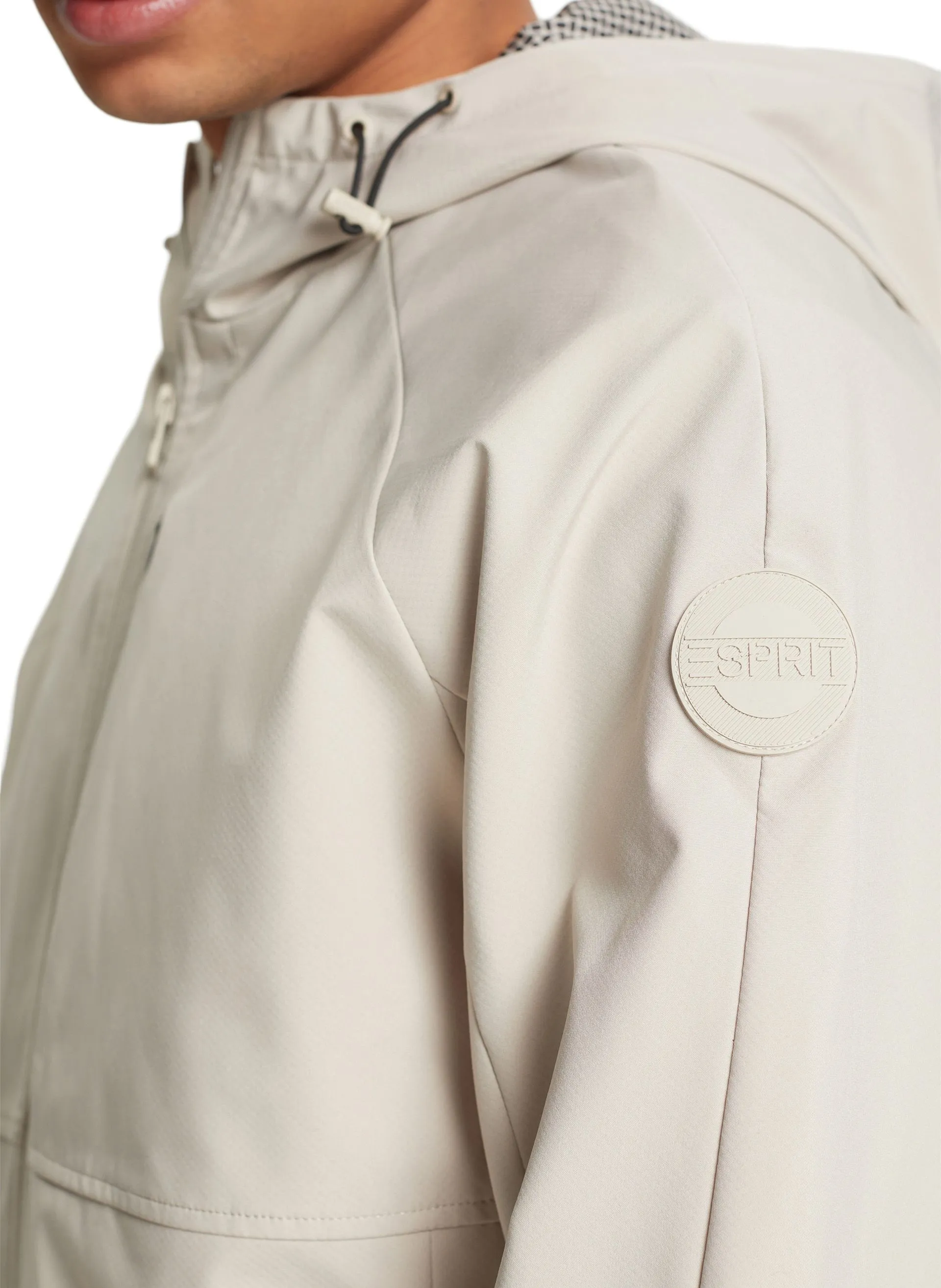 ESPRIT Chaqueta con cuello alto en beige