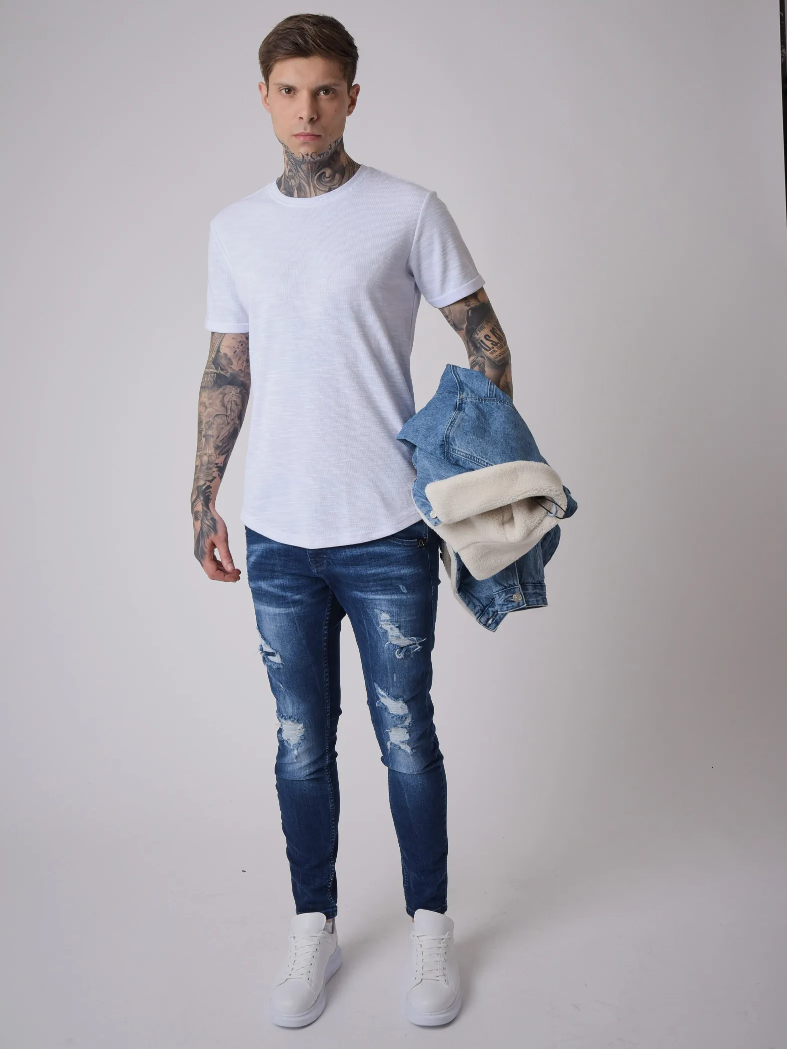 Jeans slim azules con efecto desgastado