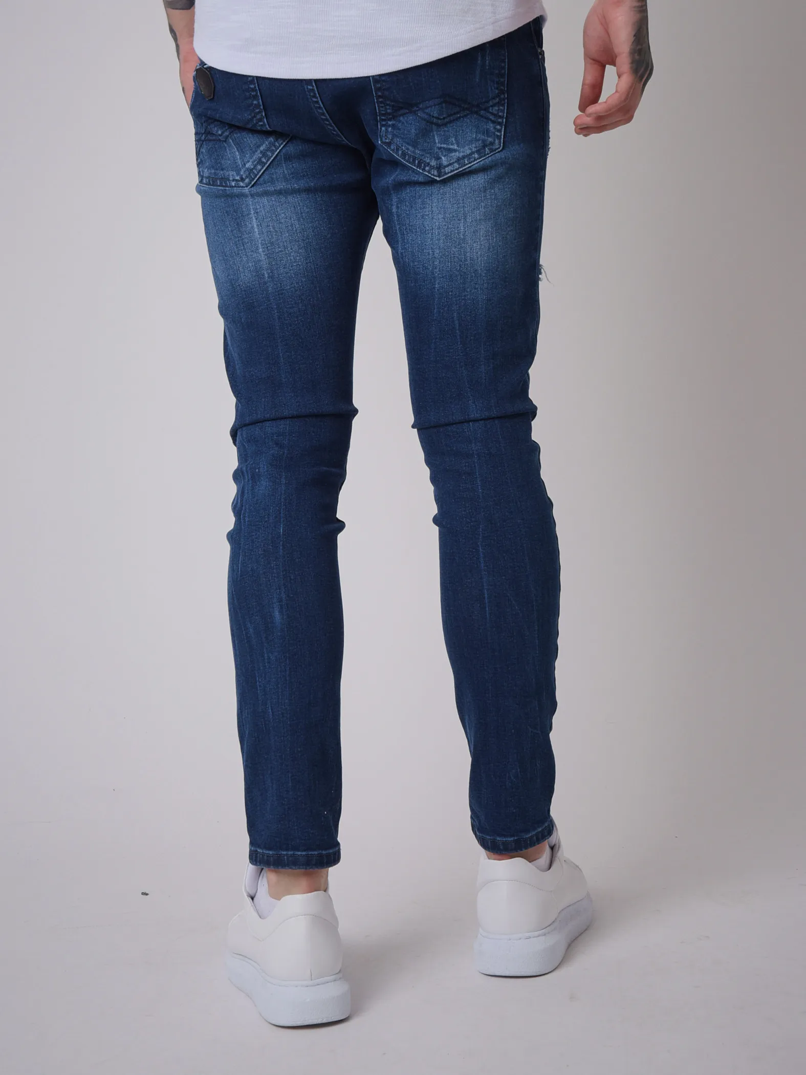 Jeans slim azules con efecto desgastado