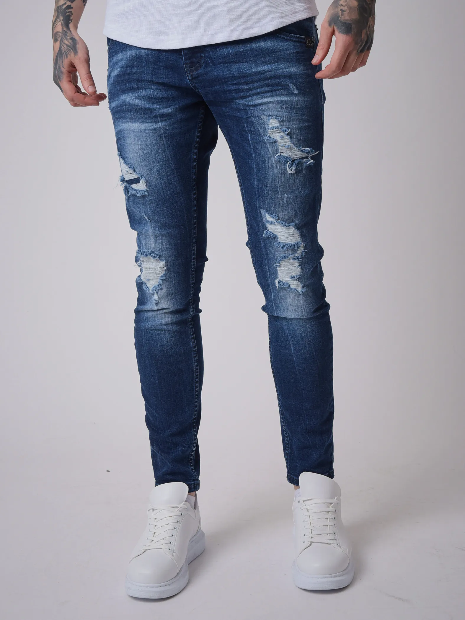 Jeans slim azules con efecto desgastado