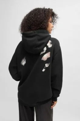 Sudadera con capucha relaxed fit de felpa de rizo con ilustración de temporada