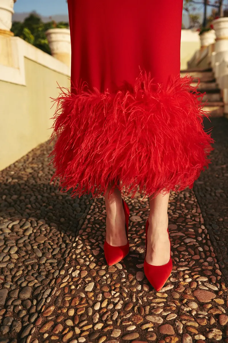 Vestido escote corazón crepe rojo con plumas Güímar